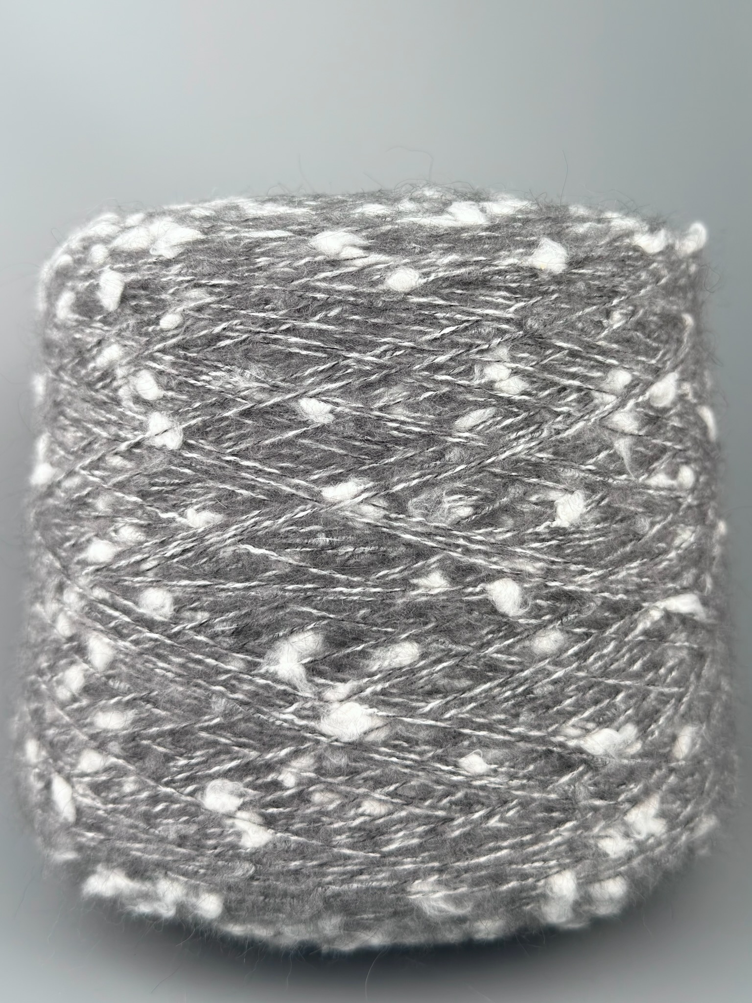 New Mill Fuego Nm 2500 – Fantasiegarn Bouclé mit Kaschmir, Wolle und Kid Mohair col. Mittelgrau foto 2